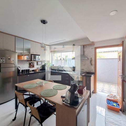 Casa à venda com 226m², 4 quartos e 4 vagas Casa à venda com 226m², 4 quartos e 4 vagasCozinha