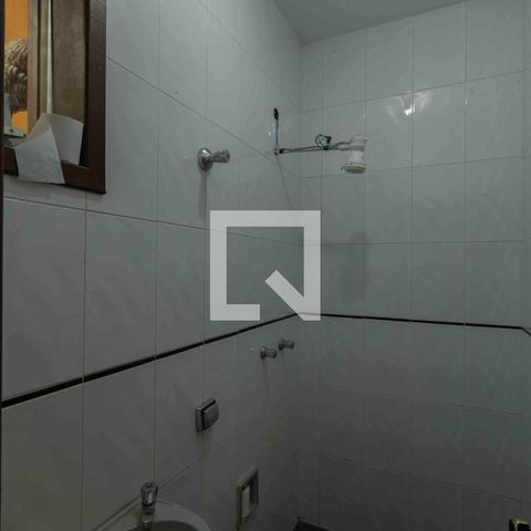 Casa de condomínio para alugar com 800m², 5 quartos e 6 vagasBanheiro de Serviço