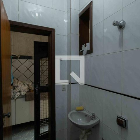 Casa de condomínio para alugar com 800m², 5 quartos e 6 vagasBanheiro de Serviço