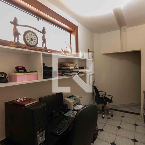 Casa de condomínio para alugar com 800m², 5 quartos e 6 vagasEscritório