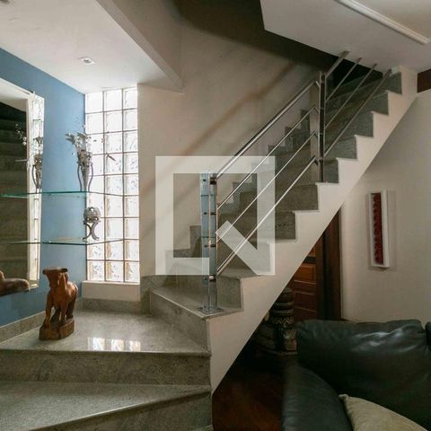 Casa de condomínio para alugar com 800m², 5 quartos e 6 vagasEscada 3 piso