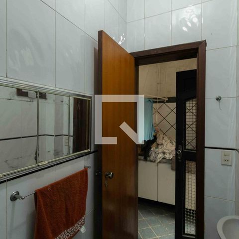 Casa de condomínio para alugar com 800m², 5 quartos e 6 vagasBanheiro de Serviço
