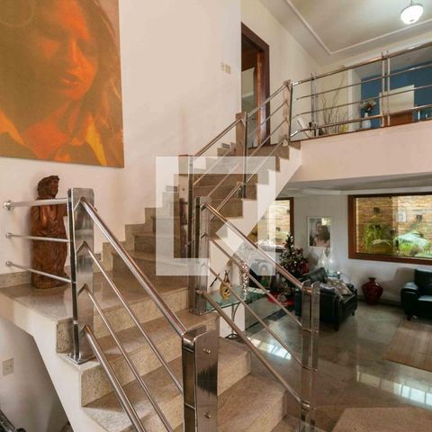 Casa de condomínio para alugar com 800m², 5 quartos e 6 vagasEscada 2 piso
