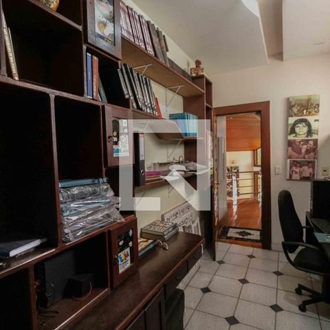 Casa de condomínio para alugar com 800m², 5 quartos e 6 vagasEscritório