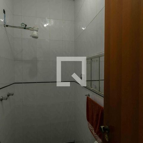 Casa de condomínio para alugar com 800m², 5 quartos e 6 vagasBanheiro de Serviço