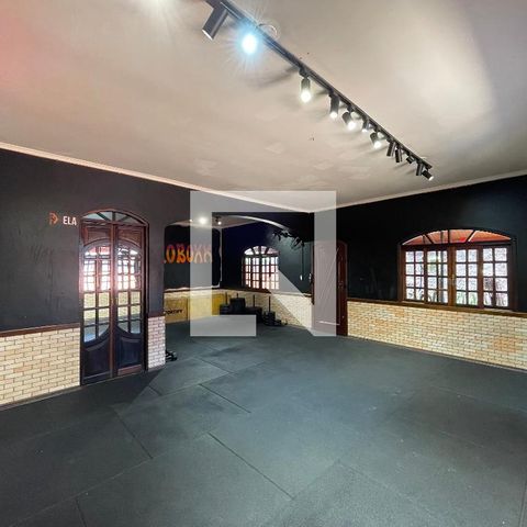 Casa à venda com 285m², 3 quartos e 3 vagas Casa à venda com 285m², 3 quartos e 3 vagasSala
