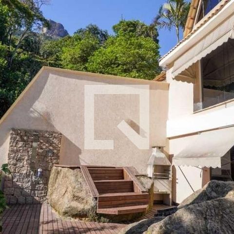 Casa de condomínio à venda com 220m², 4 quartos e 2 vagas