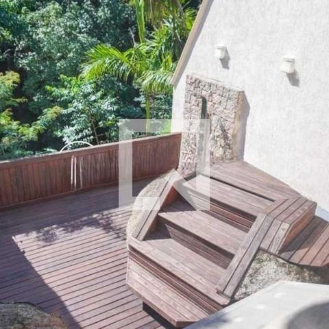 Casa de condomínio à venda com 220m², 4 quartos e 2 vagas