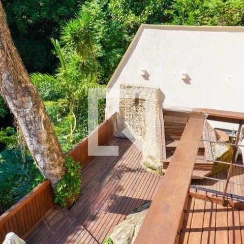 Casa de condomínio à venda com 220m², 4 quartos e 2 vagas
