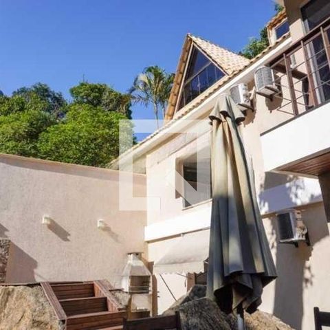 Casa de condomínio à venda com 220m², 4 quartos e 2 vagas