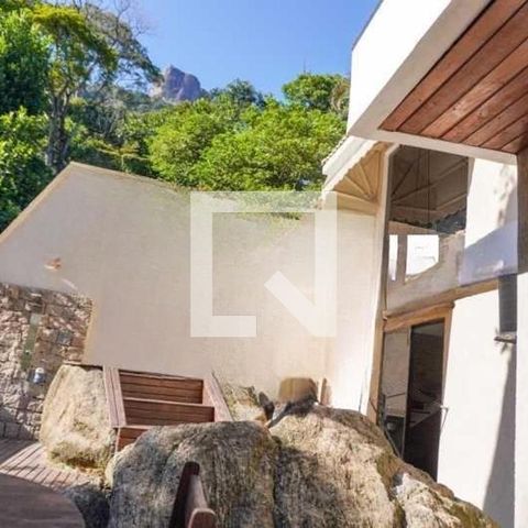 Casa de condomínio à venda com 220m², 4 quartos e 2 vagas