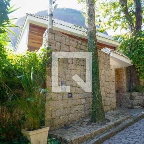 Casa de condomínio à venda com 220m², 4 quartos e 2 vagas