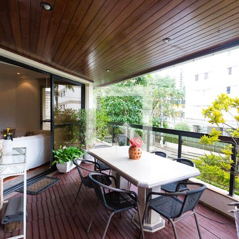 Apartamento à venda com 246m², 3 quartos e 4 vagas Apartamento à venda com 246m², 3 quartos e 4 vagasVaranda da Sala