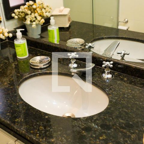 Apartamento à venda com 246m², 3 quartos e 4 vagas Apartamento à venda com 246m², 3 quartos e 4 vagasBanheiro da Suíte 1