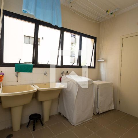 Apartamento à venda com 246m², 3 quartos e 4 vagas Apartamento à venda com 246m², 3 quartos e 4 vagasÁrea de Serviço