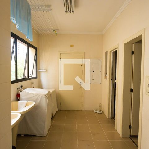 Apartamento à venda com 246m², 3 quartos e 4 vagas Apartamento à venda com 246m², 3 quartos e 4 vagasÁrea de Serviço