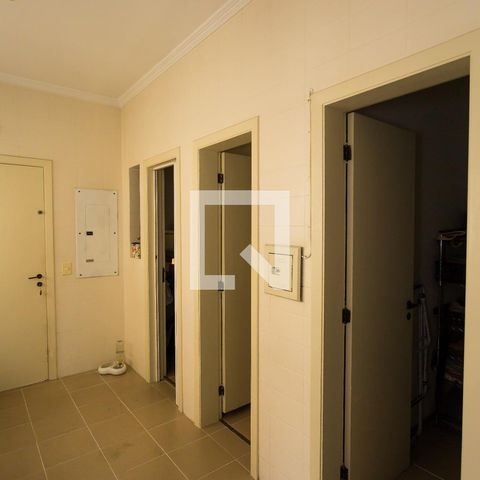 Apartamento à venda com 246m², 3 quartos e 4 vagas Apartamento à venda com 246m², 3 quartos e 4 vagasÁrea de Serviço