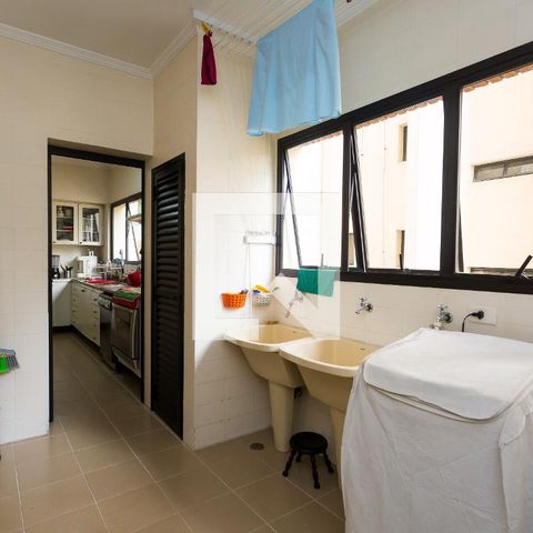 Apartamento à venda com 246m², 3 quartos e 4 vagas Apartamento à venda com 246m², 3 quartos e 4 vagasÁrea de Serviço