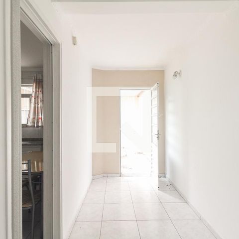 Casa à venda com 80m², 2 quartos e sem vaga Casa à venda com 80m², 2 quartos e sem vagaCorredor de Acesso