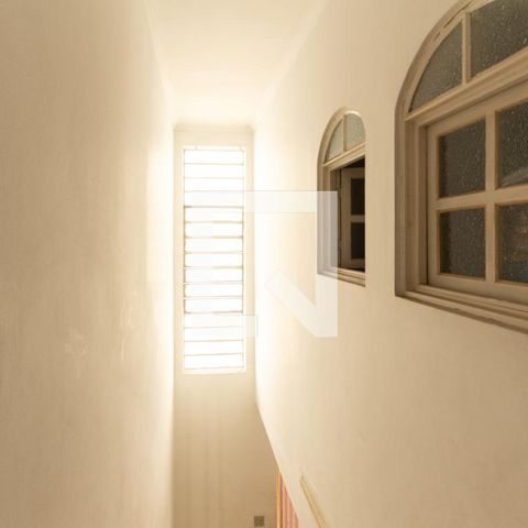 Casa para alugar com 300m², 3 quartos e 2 vagas Casa para alugar com 300m², 3 quartos e 2 vagasEscada