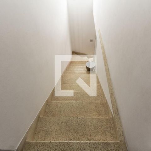 Casa para alugar com 300m², 3 quartos e 2 vagas Casa para alugar com 300m², 3 quartos e 2 vagasEscada