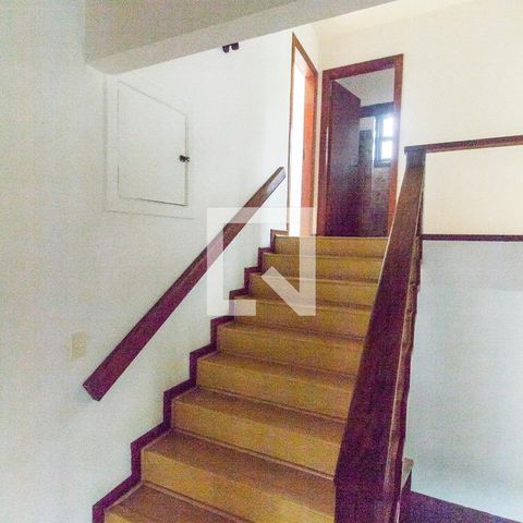 Casa de condomínio à venda com 445m², 3 quartos e 4 vagasEscada