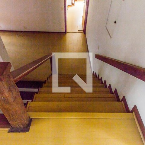 Casa de condomínio à venda com 445m², 3 quartos e 4 vagasEscada