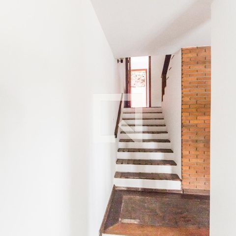 Casa de condomínio à venda com 445m², 3 quartos e 4 vagasEscada
