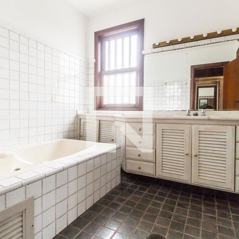 Casa de condomínio à venda com 445m², 3 quartos e 4 vagasBanheiro da Suíte