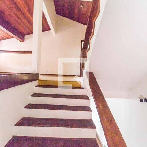 Casa de condomínio à venda com 445m², 3 quartos e 4 vagasEscada