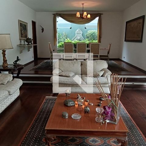 Casa à venda com 950m², 4 quartos e 6 vagas Casa à venda com 950m², 4 quartos e 6 vagasSala