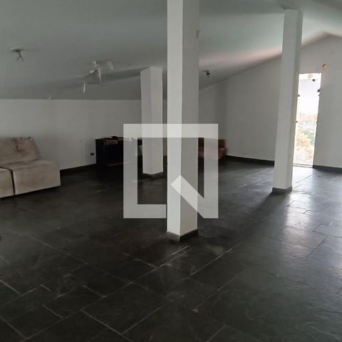 Casa à venda com 950m², 4 quartos e 6 vagas Casa à venda com 950m², 4 quartos e 6 vagasSotão