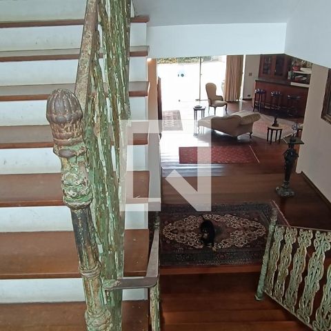 Casa à venda com 950m², 4 quartos e 6 vagas Casa à venda com 950m², 4 quartos e 6 vagasEscada