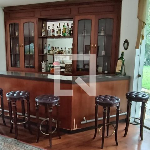 Casa à venda com 950m², 4 quartos e 6 vagas Casa à venda com 950m², 4 quartos e 6 vagasSala