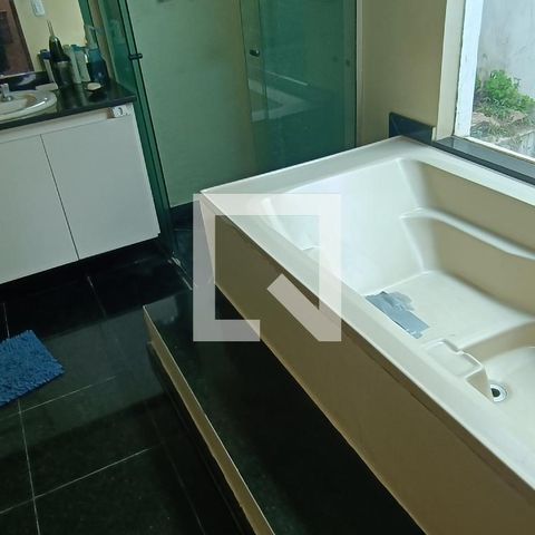 Casa à venda com 950m², 4 quartos e 6 vagas Casa à venda com 950m², 4 quartos e 6 vagasBanheiro da Suíte 1