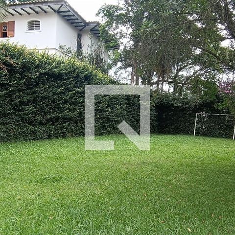 Casa à venda com 950m², 4 quartos e 6 vagas Casa à venda com 950m², 4 quartos e 6 vagasQuadra