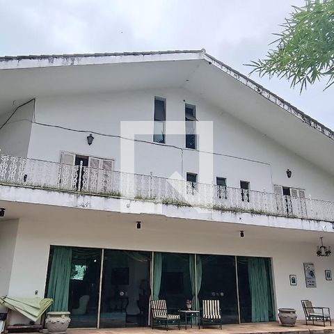 Casa à venda com 950m², 4 quartos e 6 vagas Casa à venda com 950m², 4 quartos e 6 vagasFachada