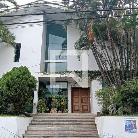 Casa à venda com 950m², 4 quartos e 6 vagas Casa à venda com 950m², 4 quartos e 6 vagasFachada