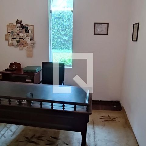 Casa à venda com 950m², 4 quartos e 6 vagas Casa à venda com 950m², 4 quartos e 6 vagasEscritório