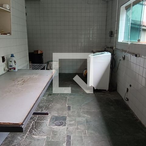 Casa à venda com 950m², 4 quartos e 6 vagas Casa à venda com 950m², 4 quartos e 6 vagasÁrea de Serviço
