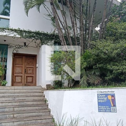 Casa à venda com 950m², 4 quartos e 6 vagas Casa à venda com 950m², 4 quartos e 6 vagasFachada