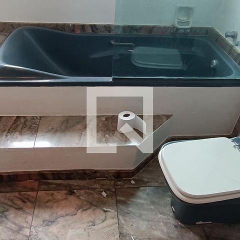 Casa à venda com 950m², 4 quartos e 6 vagas Casa à venda com 950m², 4 quartos e 6 vagasBanheiro da Suíte 2