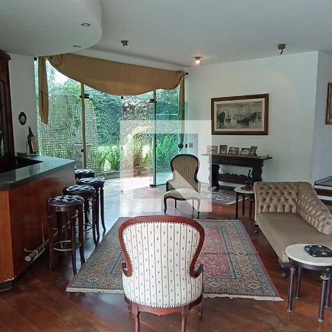 Casa à venda com 950m², 4 quartos e 6 vagas Casa à venda com 950m², 4 quartos e 6 vagasSala