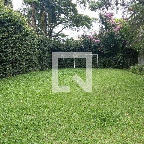 Casa à venda com 950m², 4 quartos e 6 vagas Casa à venda com 950m², 4 quartos e 6 vagasQuadra