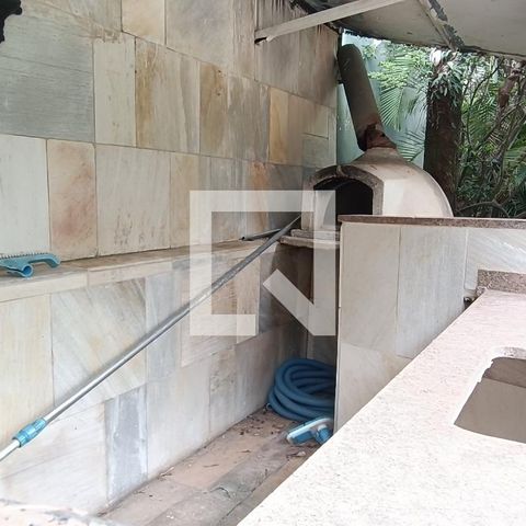 Casa à venda com 950m², 4 quartos e 6 vagas Casa à venda com 950m², 4 quartos e 6 vagasChurrasqueira