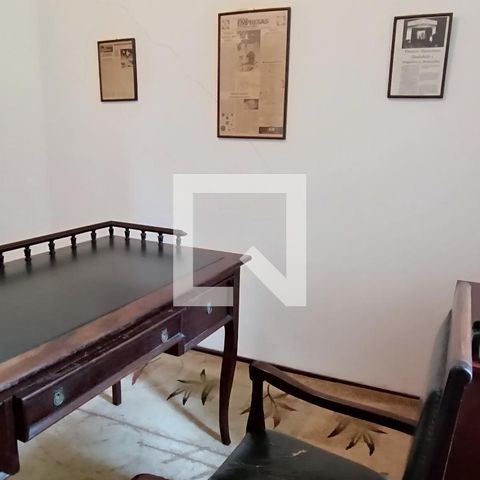 Casa à venda com 950m², 4 quartos e 6 vagas Casa à venda com 950m², 4 quartos e 6 vagasEscritório