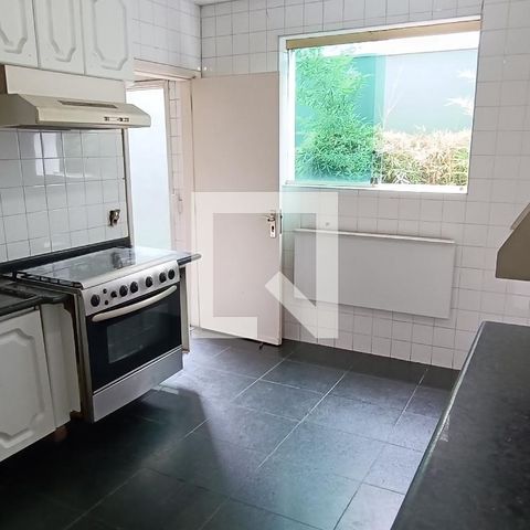 Casa à venda com 950m², 4 quartos e 6 vagas Casa à venda com 950m², 4 quartos e 6 vagasCozinha