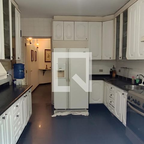 Casa à venda com 950m², 4 quartos e 6 vagas Casa à venda com 950m², 4 quartos e 6 vagasCozinha