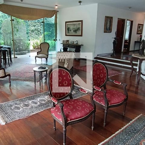 Casa à venda com 950m², 4 quartos e 6 vagas Casa à venda com 950m², 4 quartos e 6 vagasSala