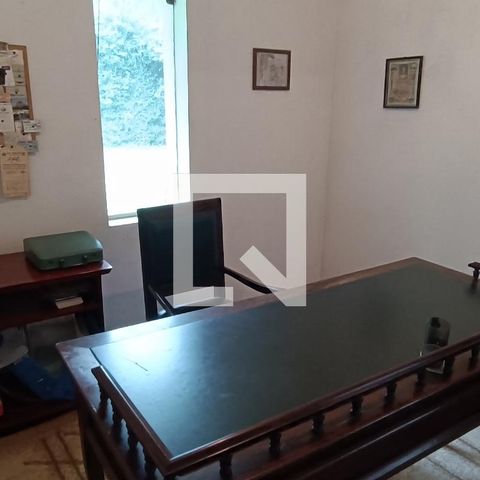 Casa à venda com 950m², 4 quartos e 6 vagas Casa à venda com 950m², 4 quartos e 6 vagasEscritório